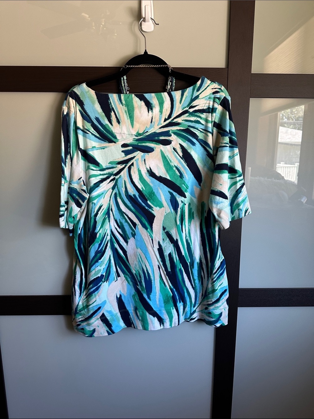 Chico's Blue & Teal Printed Short Sleeve Top w/ Matching Beaded Necklace, sz XL - Picture 5 of 5